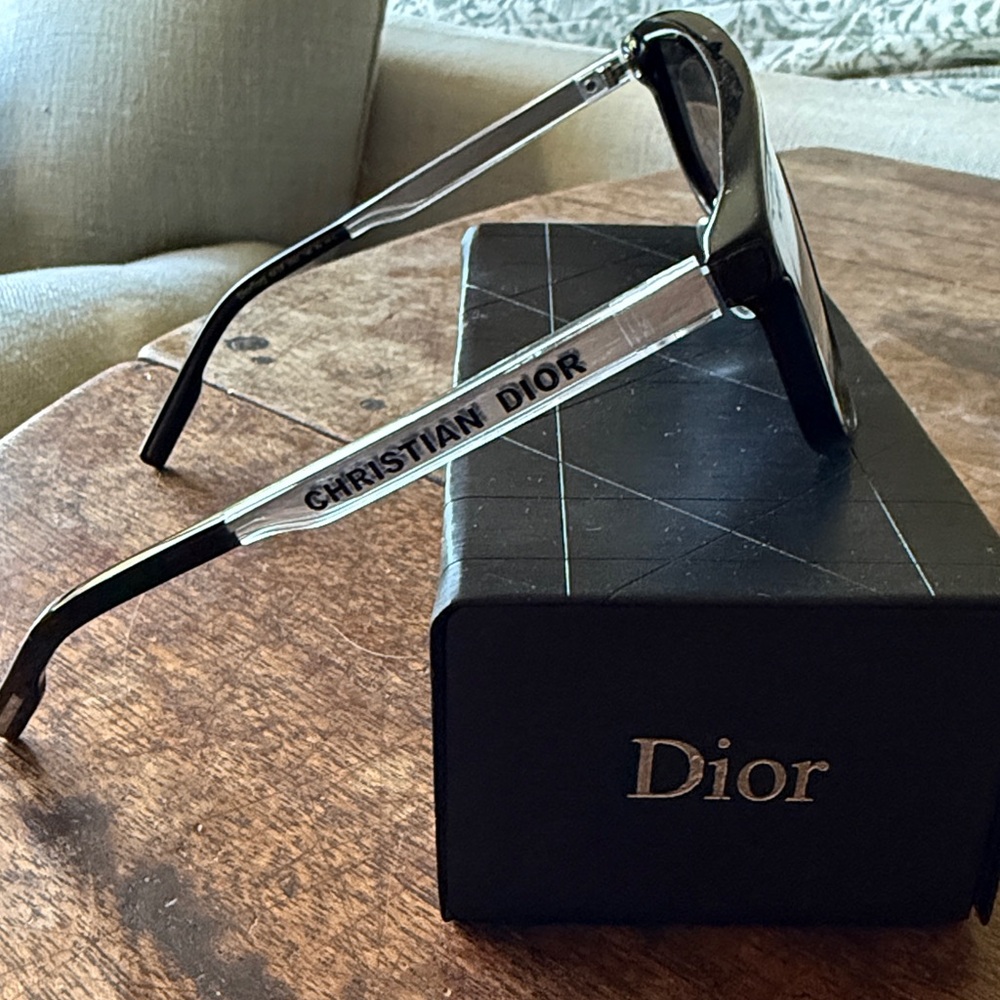 DiorTag M1U
Black Mask Sunglasses - Picture 3 of 6